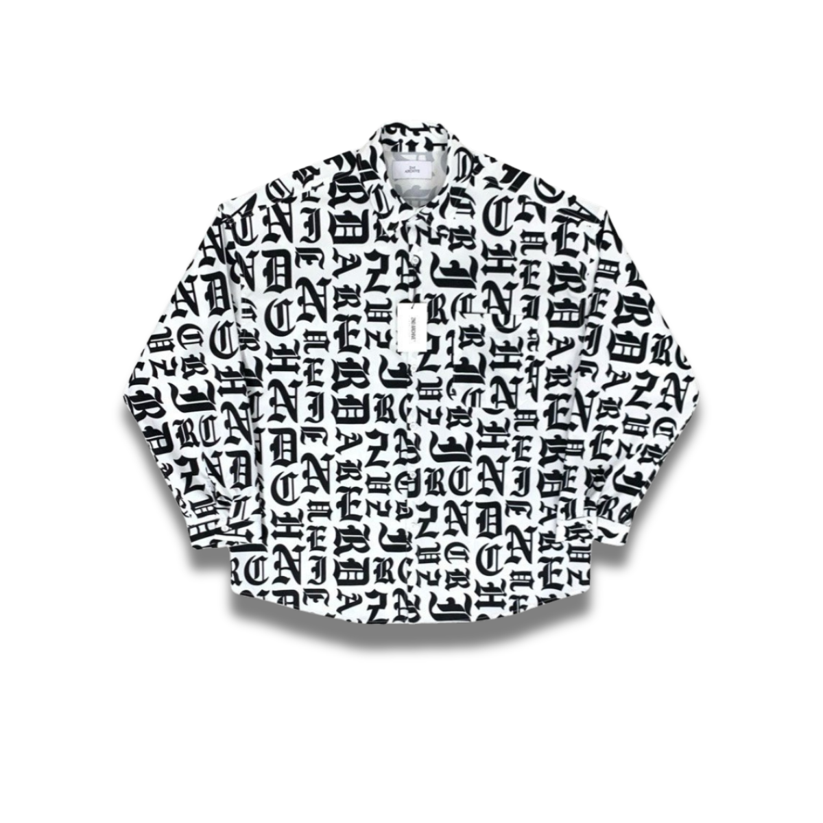 モノトーンで魅せる全面ロゴ長袖シャツ