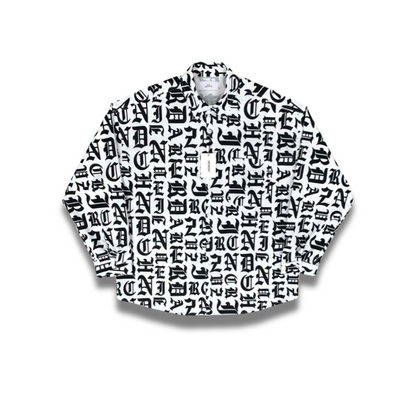 モノトーンで魅せる全面ロゴ長袖シャツ