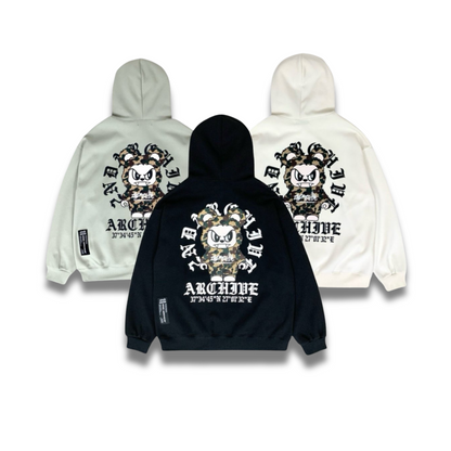 ブラックパーカーにプリントされた怒ったベアロゴのディテールアップ