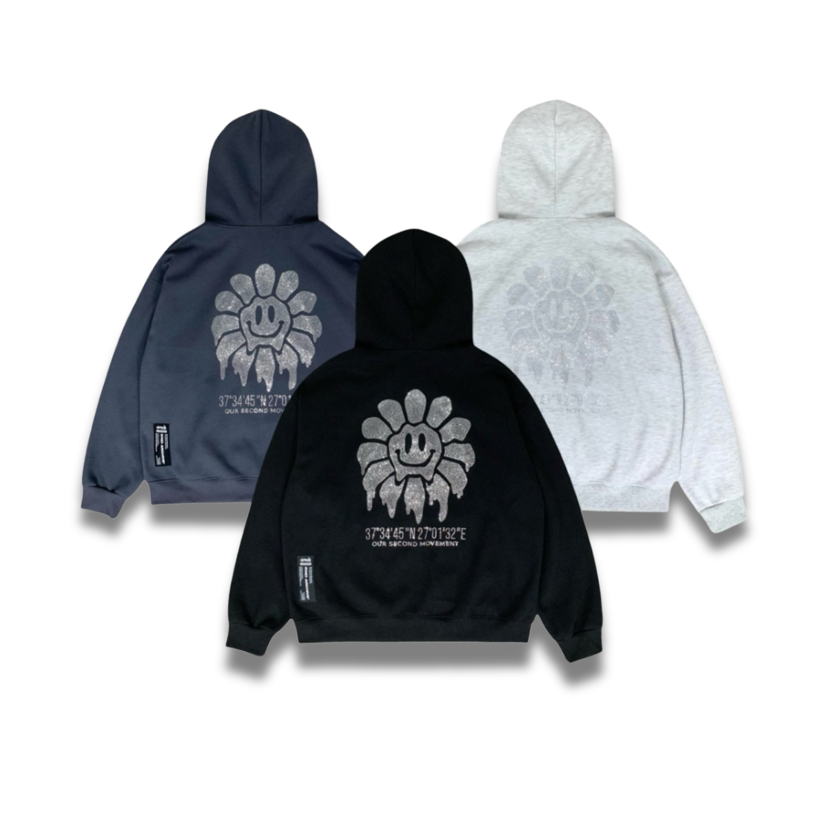 ブラックパーカーの背中に配置されたスマイルフラワースタッズのディテールカット