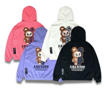 ブラックパーカーにプリントされたヒョウ柄ベアのディテールアップ