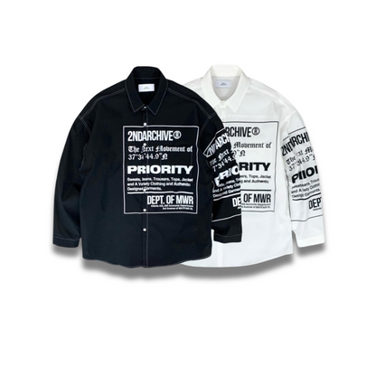 ホワイトシャツにプリントされた四角形ロゴのディテールアップ