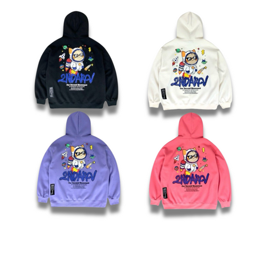 ブラックパーカーにプリントされたロケットキャットデザインのディテールアップ