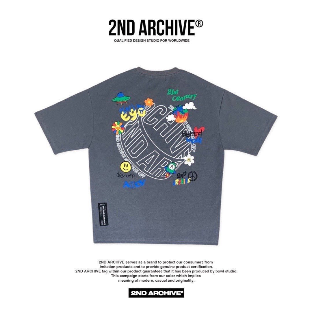 スタイリッシュな2nd Archiveロゴと3DフォームTシャツ。