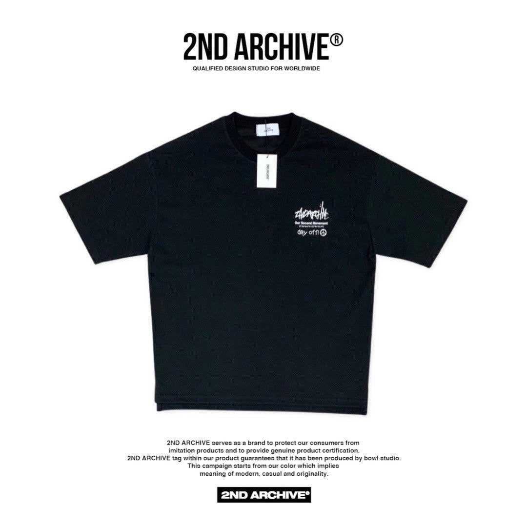 トレンディな2nd Archiveロゴ入り3DフォームTシャツ。