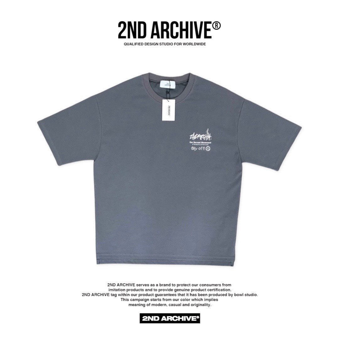 2nd Archiveのロゴと立体フォームグラフィックTシャツ。