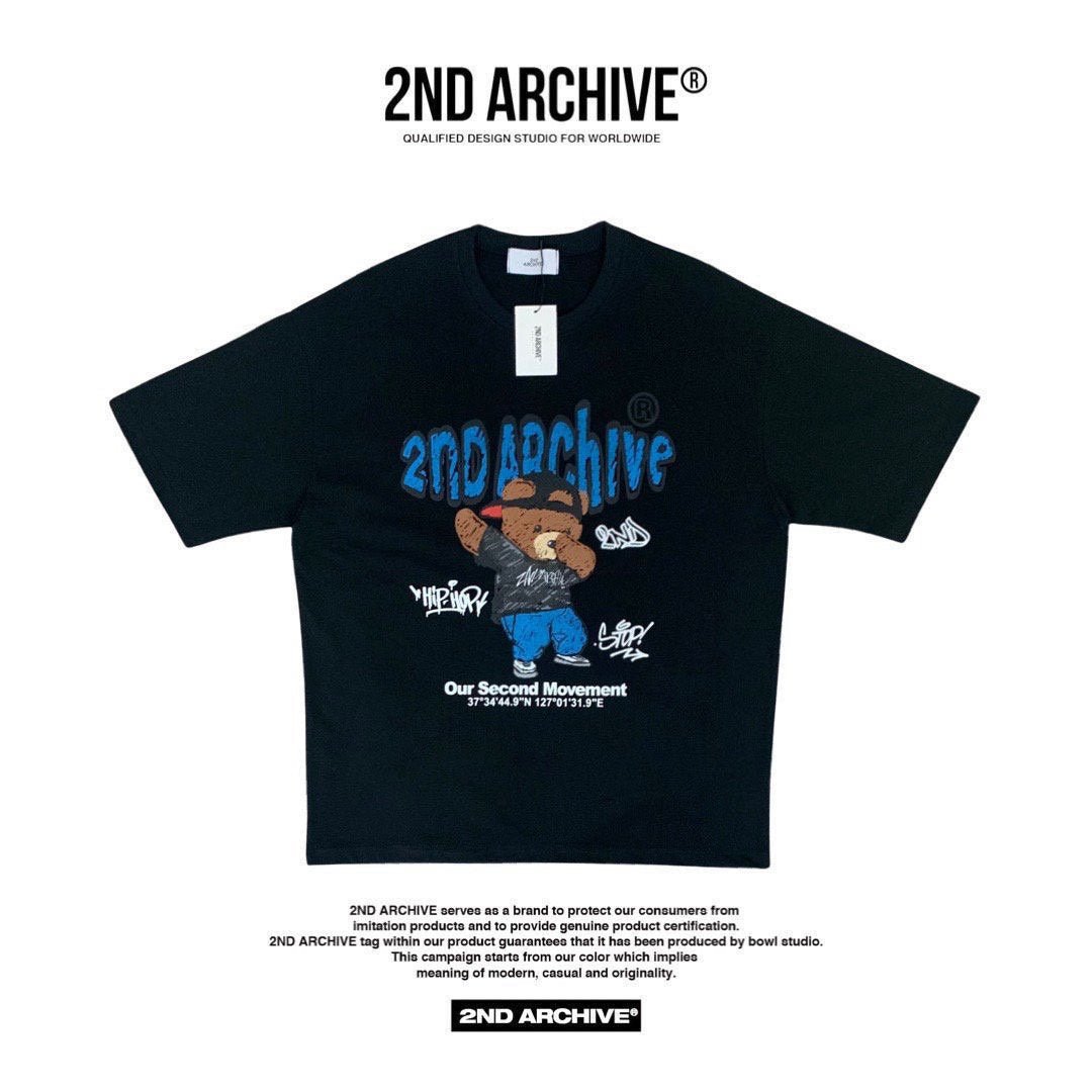 2nd Archiveのクレヨン描きベアヒップホップTシャツ。