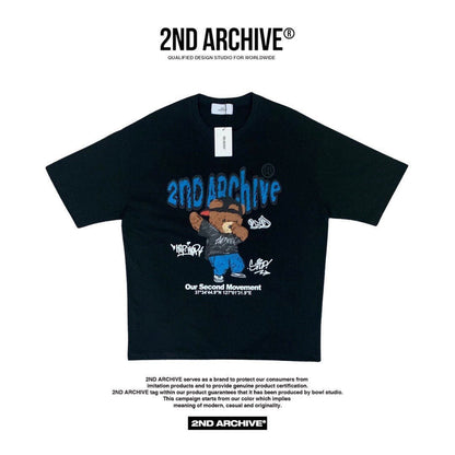 2nd Archiveのクレヨン描きベアヒップホップTシャツ。