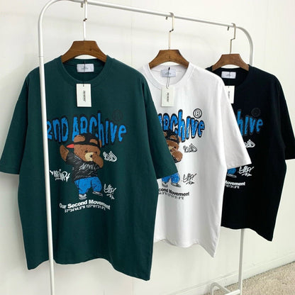 2nd ArchiveのクレヨンデザインヒップホップベアTシャツ。