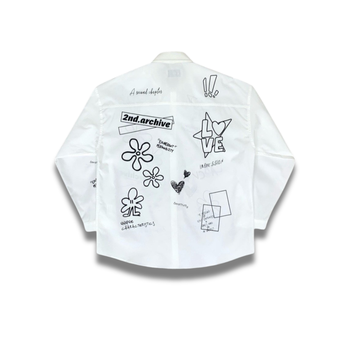 ネイビーシャツのフロントプリントを拡大したクローズアップ画像