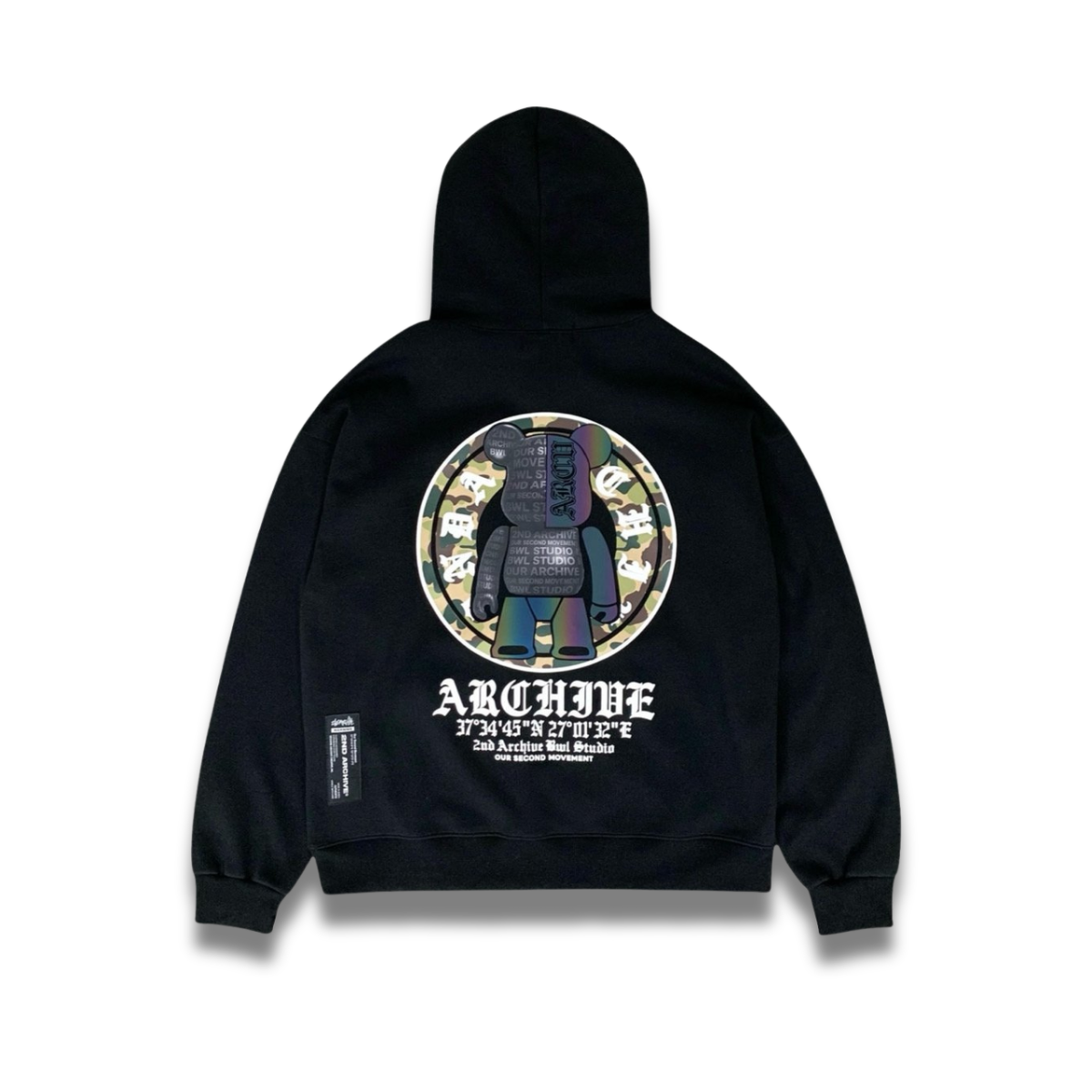 カーキカラーのミリタリーテディベアパーカーを着たモデルの着用イメージ