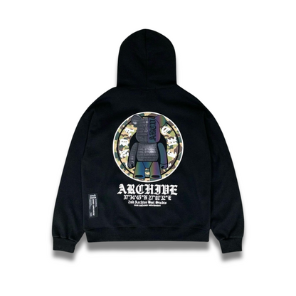 カーキカラーのミリタリーテディベアパーカーを着たモデルの着用イメージ