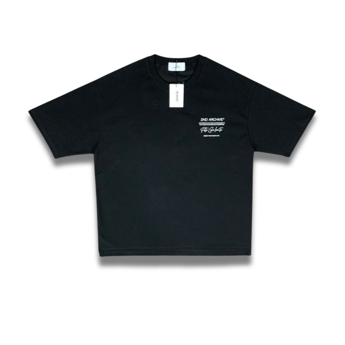 ホワイトTシャツを着たモデルの3D刺繍デザイン着用イメージ