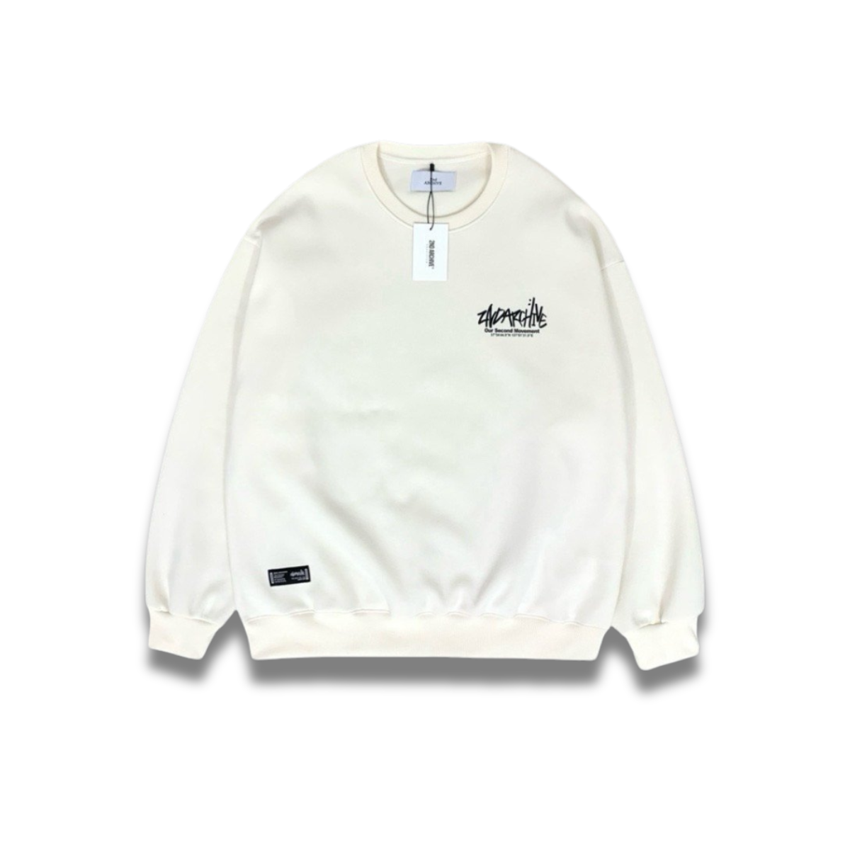 クリーム色のスウェットにプリントされたロゴのディテールアップ