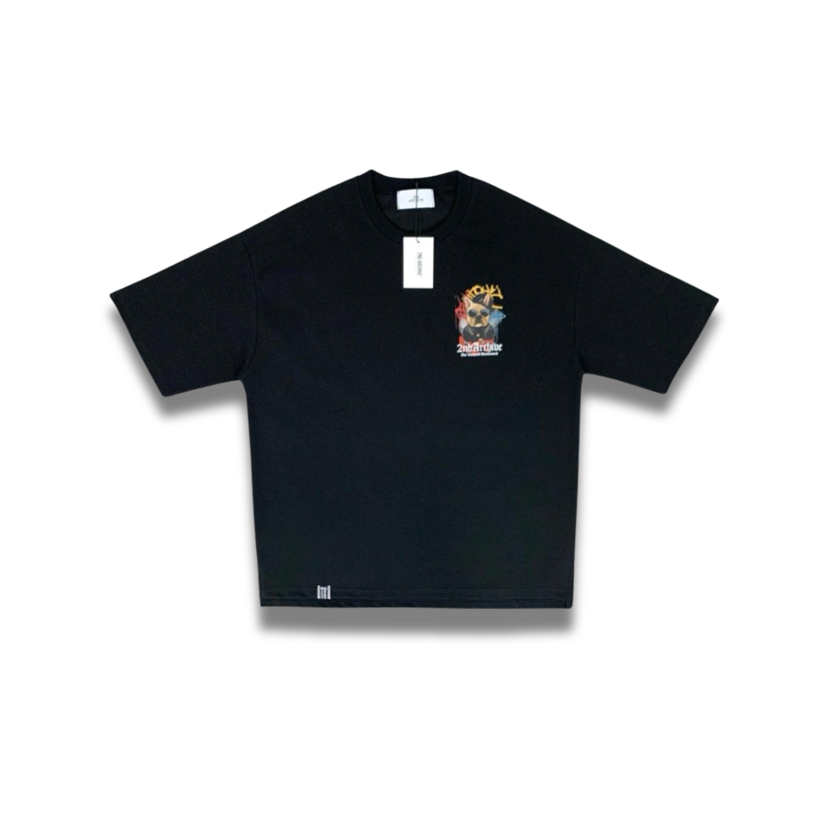 ホワイトTシャツを着たモデルのブルドッグプリント着用イメージ