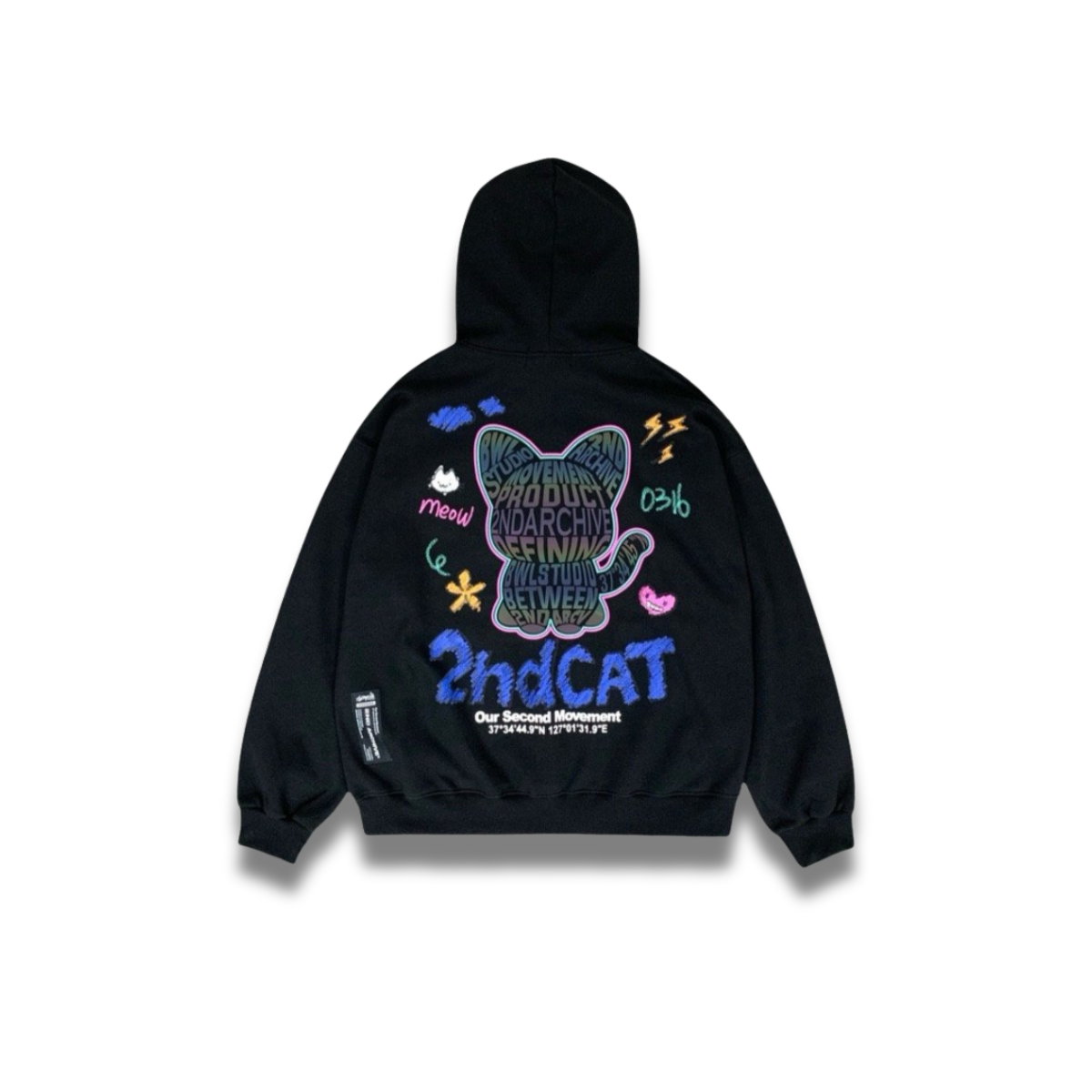 クリームカラーの反射猫プリントパーカーを着たモデルの着用イメージ