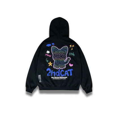 クリームカラーの反射猫プリントパーカーを着たモデルの着用イメージ