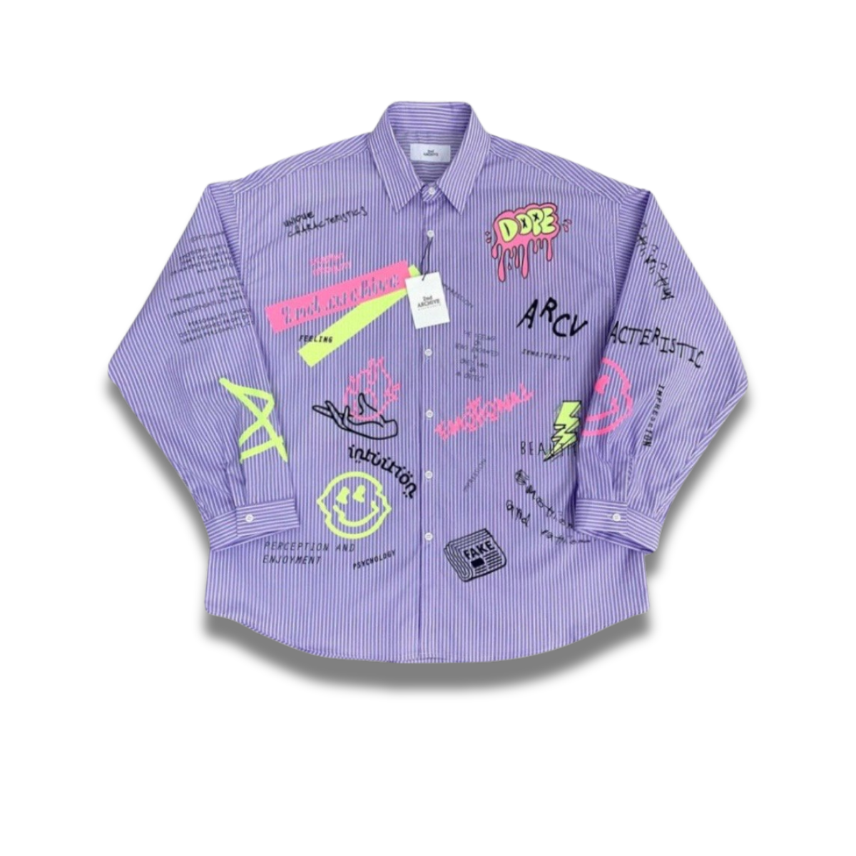 トレンド感抜群のラベンダーストライプシャツ、カラフルな手描き風ロゴが映える