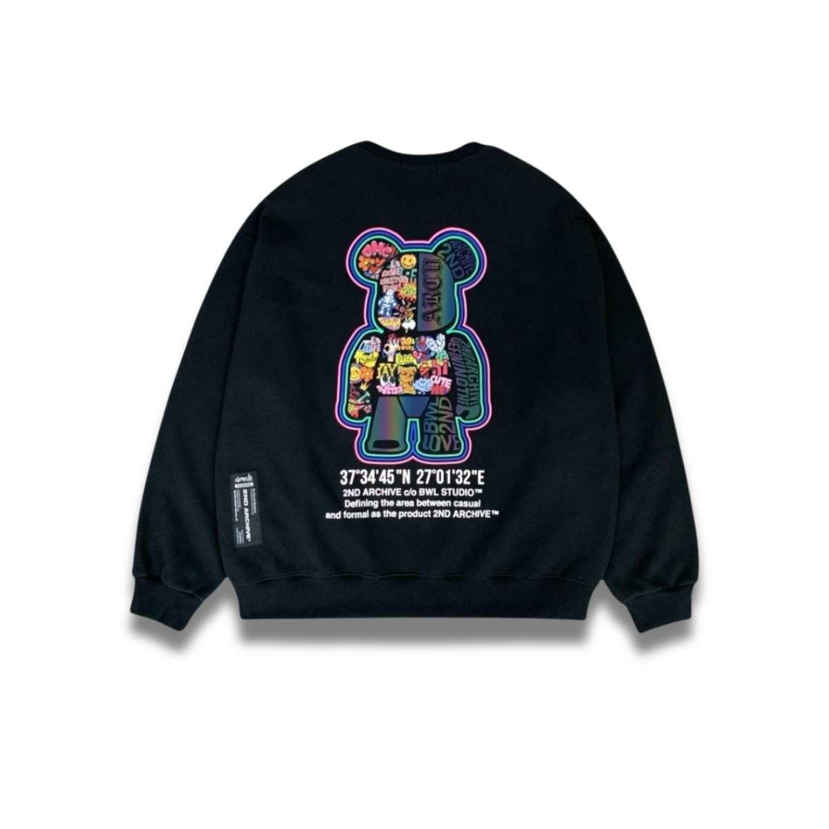 クリーム色のスウェットに描かれた猫デザインのディテールアップ