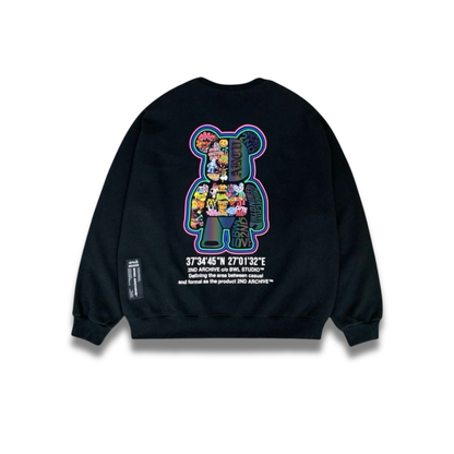 クリーム色のスウェットに描かれた猫デザインのディテールアップ