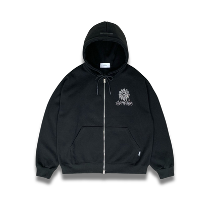 クリームカラーのスタッズデザインパーカーを着たモデルの着用イメージ