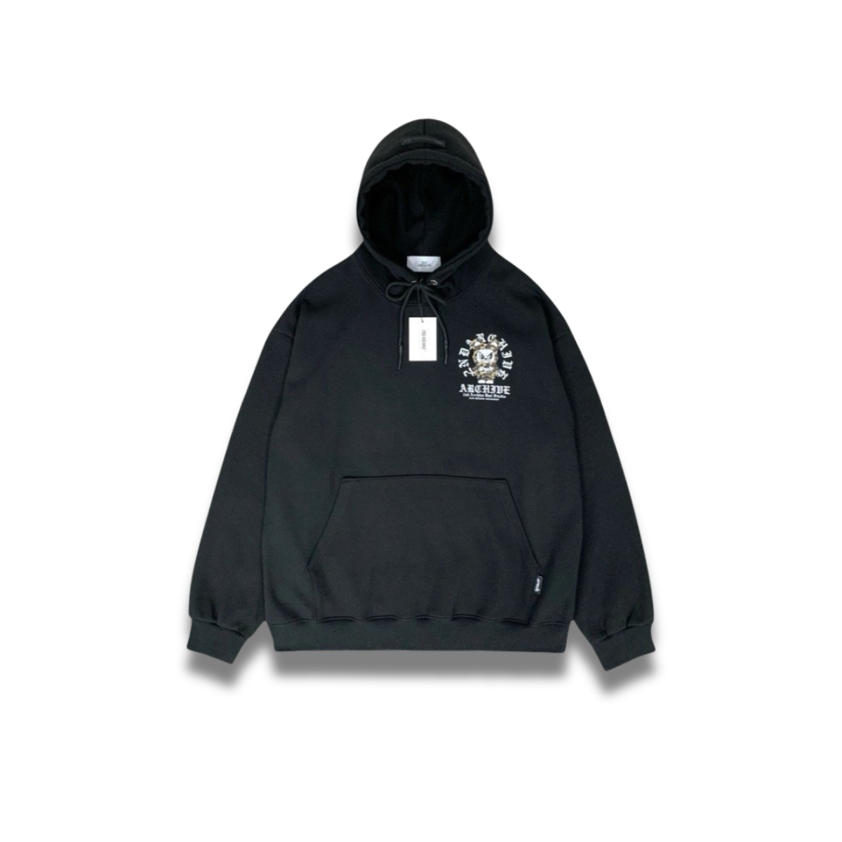 クリームカラーの怒り顔クマデザインパーカーを着たモデルの着用イメージ