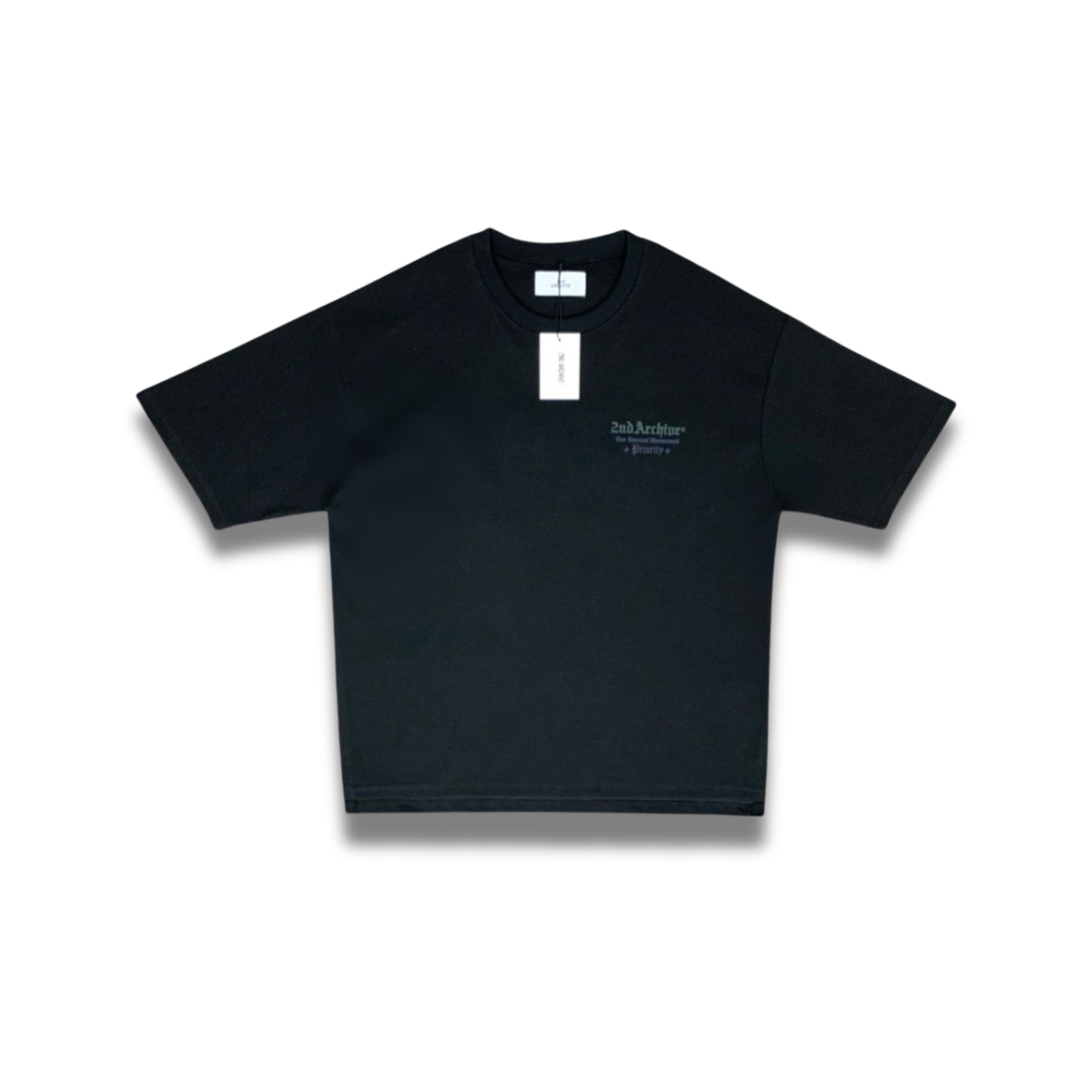 ブラック×ピンクの立体ロゴが映えるストリートファッションT