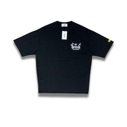 ストリート感満載のブラックT、イエロー×パープルのベアと手書き風タイポが個性を演出