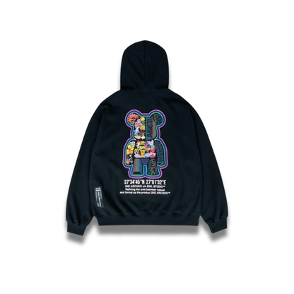 胸元にステッカー風グラフィティデザインが入ったパーカーの正面写真