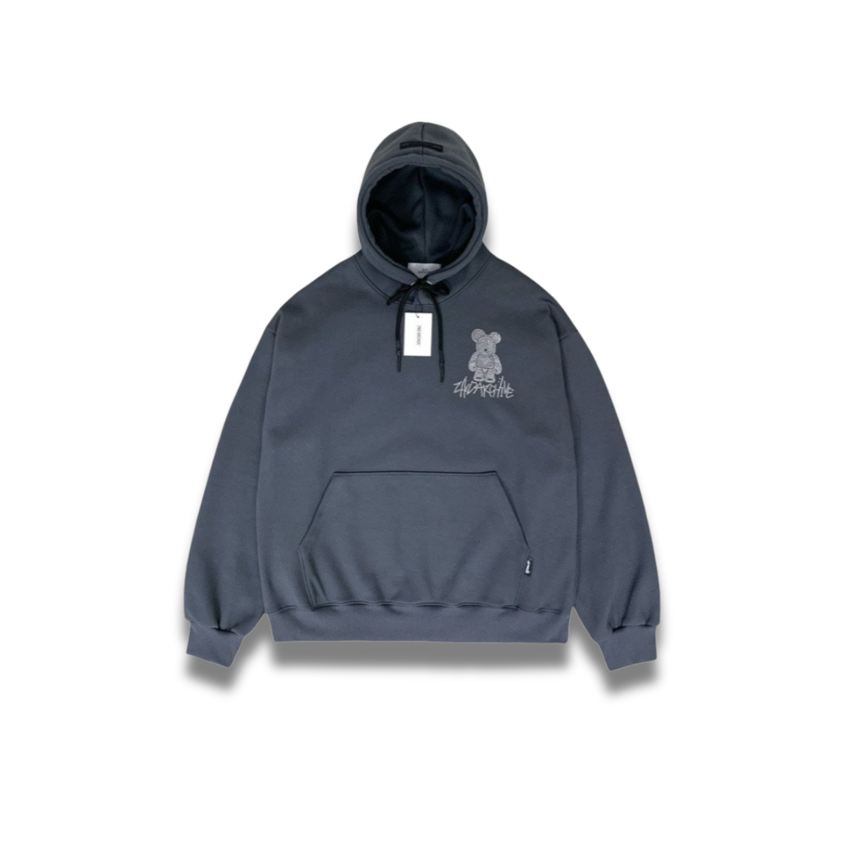 クリームカラーのスタッズハーフベアパーカーを着たモデルの着用イメージ