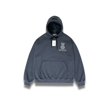 クリームカラーのスタッズハーフベアパーカーを着たモデルの着用イメージ