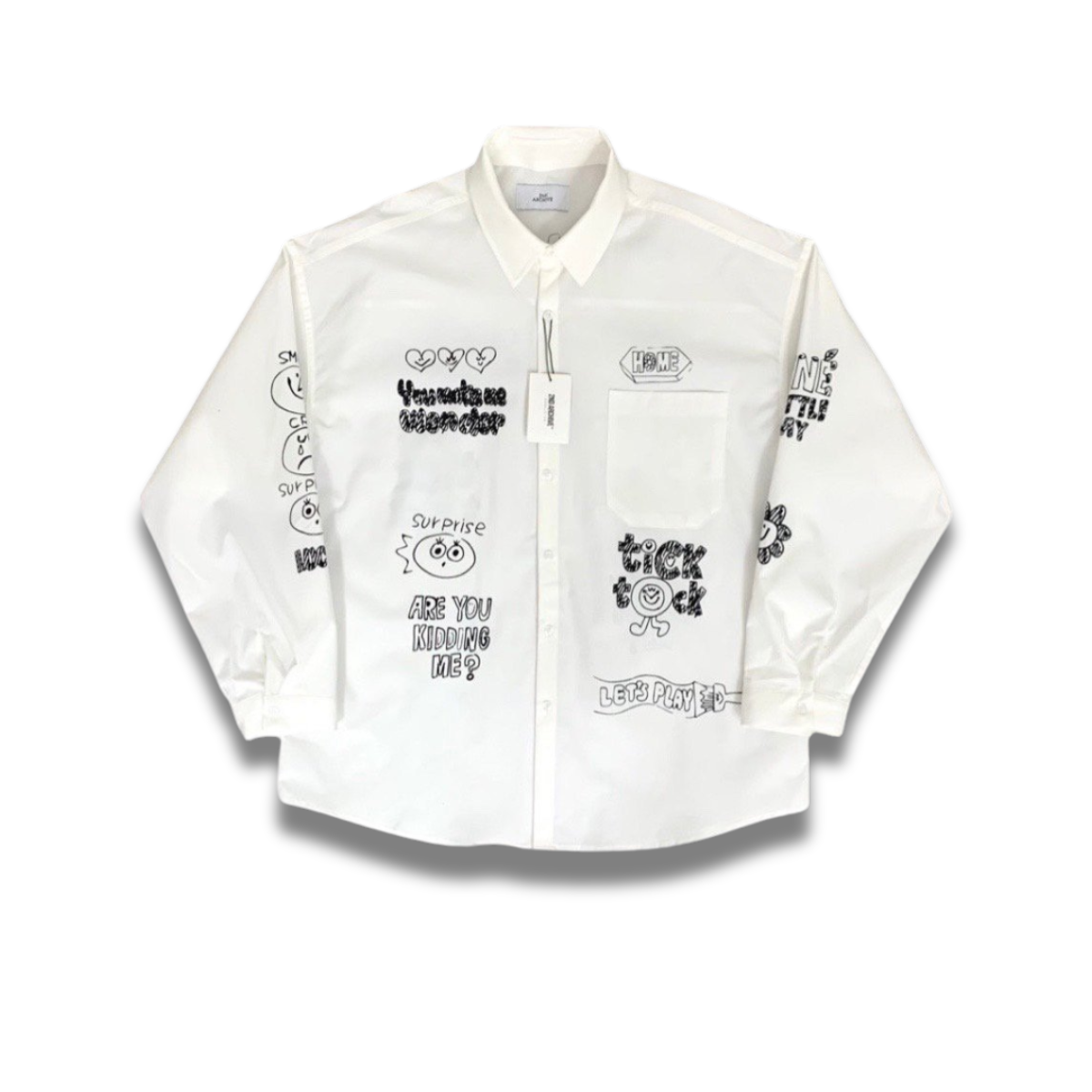 韓国風カジュアルコーデにぴったりなホワイトシャツ、手描きイラストがポップな印象