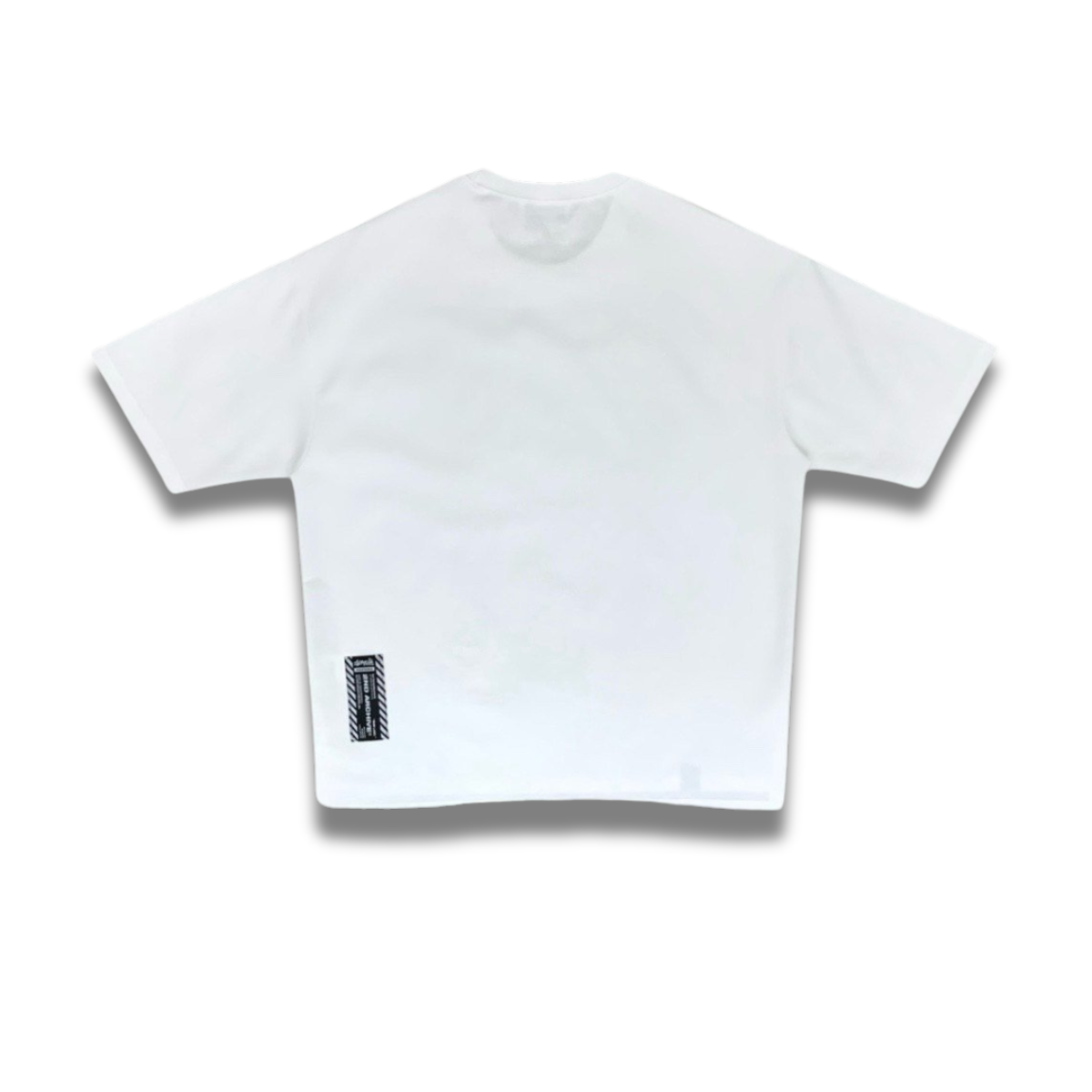 ユニセックスで楽しめる、ゆるかわいいクマプリントTシャツ