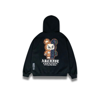 クリームカラーのヒョウ柄ベアパーカーを着たモデルの着用イメージ