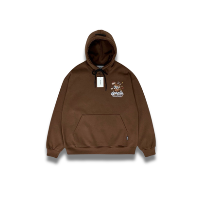 ライトグレーのヒョウ猫パーカーを着たモデルの全身コーデ