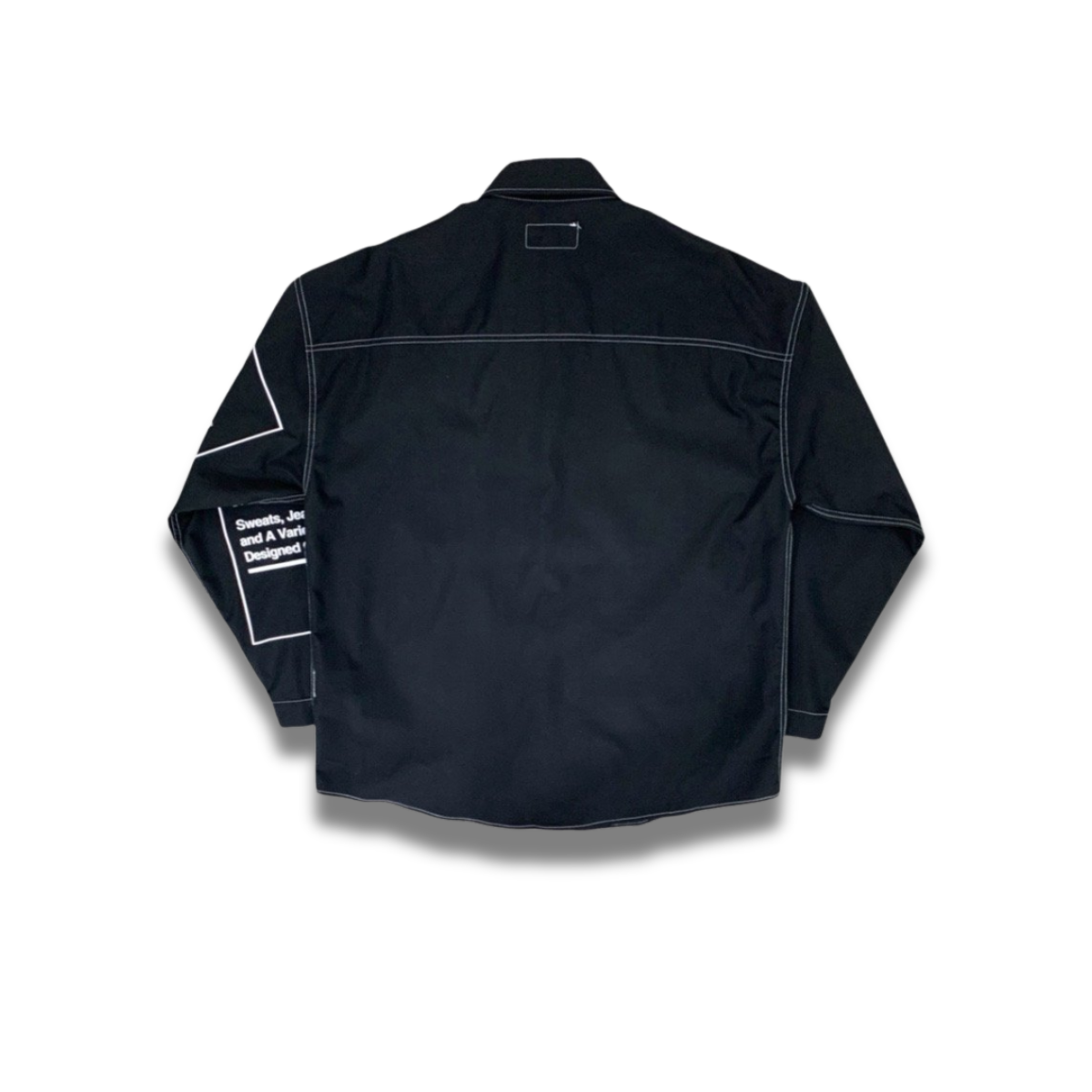 ネイビーシャツのフロントレタリングを拡大したクローズアップショット