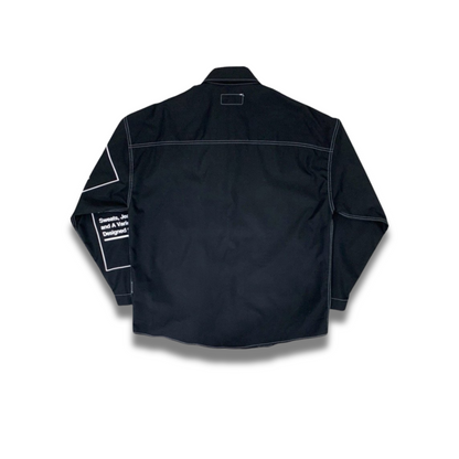 ネイビーシャツのフロントレタリングを拡大したクローズアップショット