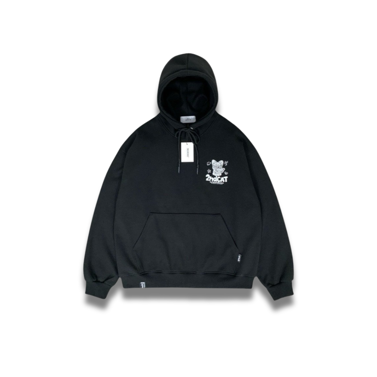 ライトグレーのパーカーに反射素材のキャットデザインが映えるアップ画像