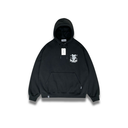 ライトグレーのパーカーに反射素材のキャットデザインが映えるアップ画像