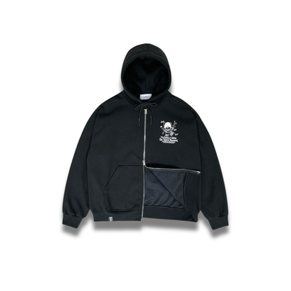 ブラウンのパーカーに描かれたベアプリントの質感がわかる近距離写真