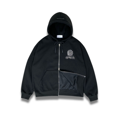 ライトグレーのパーカーに施されたスマイルフラワースタッズのアップ画像