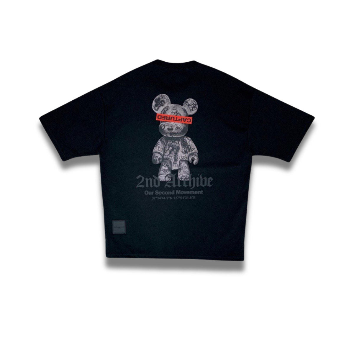 ホワイトTシャツにクールなベアプリント、韓国ストリート系の人気アイテム