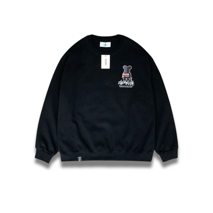 ライトグレーのトレーナーを着用した全身コーデ写真