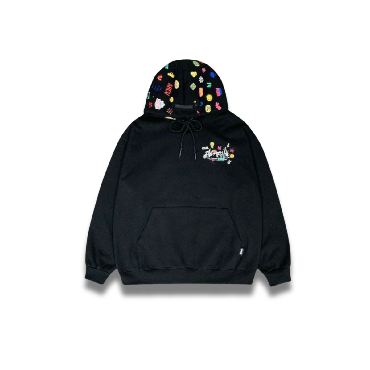 ライトグレーのパーカーを着たモデルが立っている全身コーデ