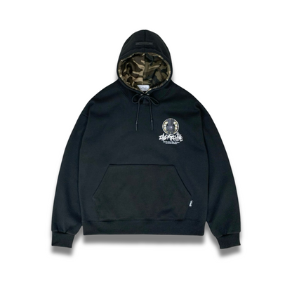 クリーム色のパーカーの胸元プリントを拡大したクローズアップショット