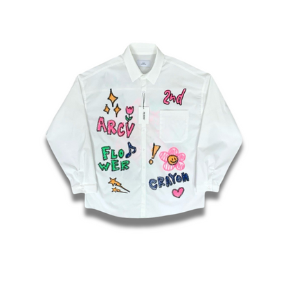 ブラックシャツのフロントに描かれた手描き風花柄のディテールアップ