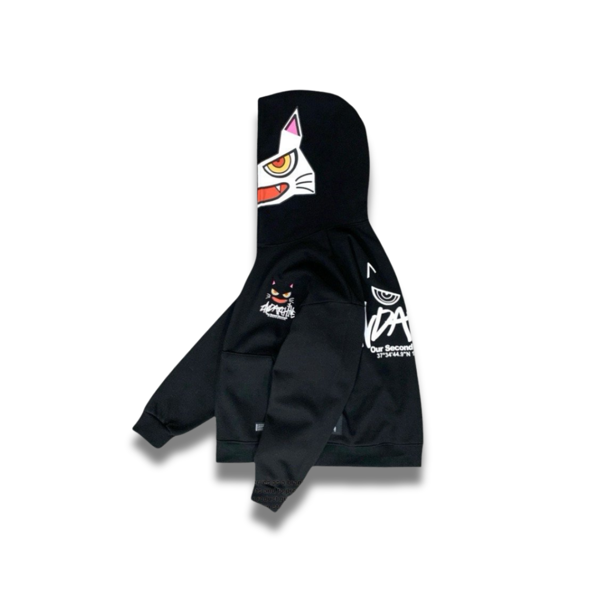 ブラウンの猫フェイスパーカーを着た全身コーデ写真