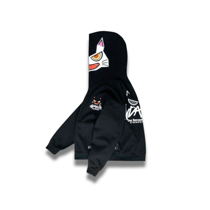 ブラウンの猫フェイスパーカーを着た全身コーデ写真