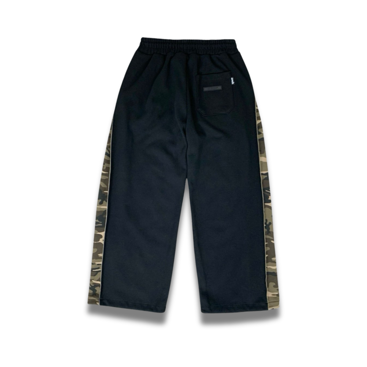 ワイドシルエットが際立つカモ柄パンツの前面カット