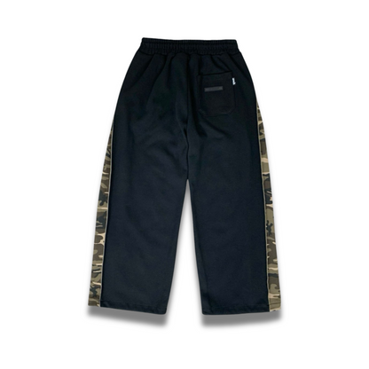 ワイドシルエットが際立つカモ柄パンツの前面カット